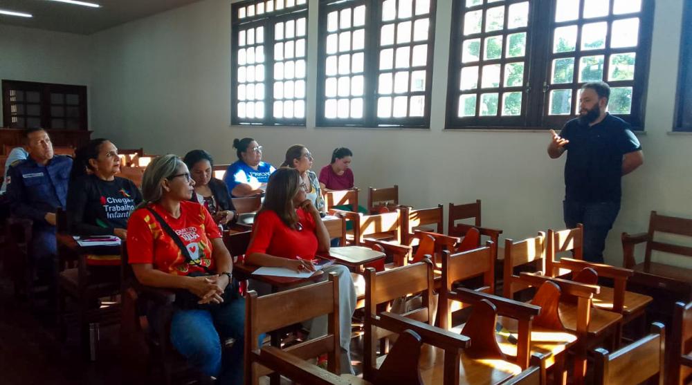 Boi Garantido reune com juiza de Parintins para estabelecer participação de crianças e adolescentes em eventos bovinos 2023