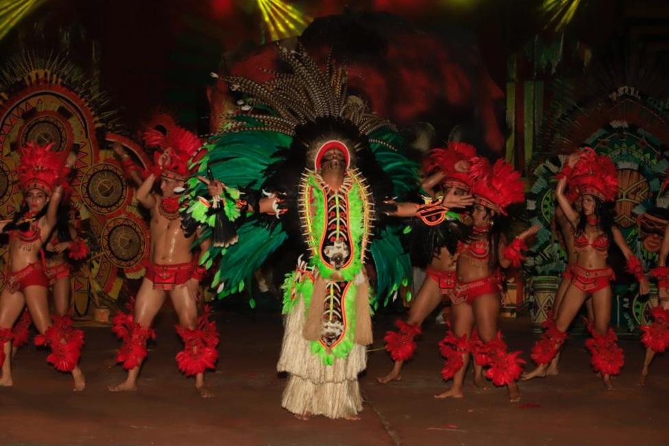 Garantido exalta luta e resistência dos povos indígenas em show para turistas estrangeiros