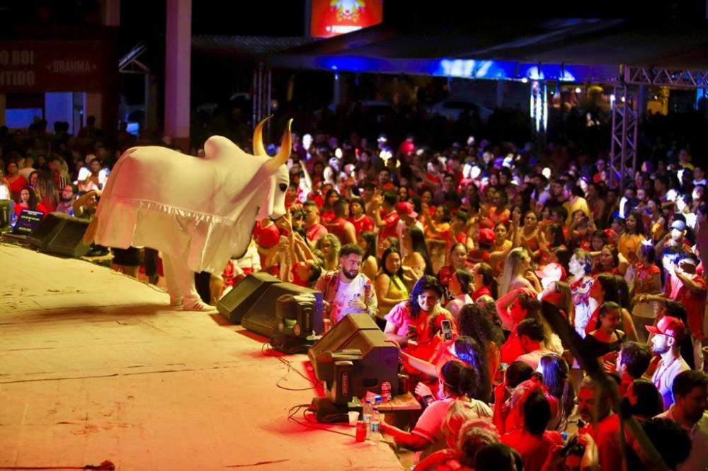 Comitiva do Ministério da Cultura visita ensaio da Batucada e entra no ritmo da baixa