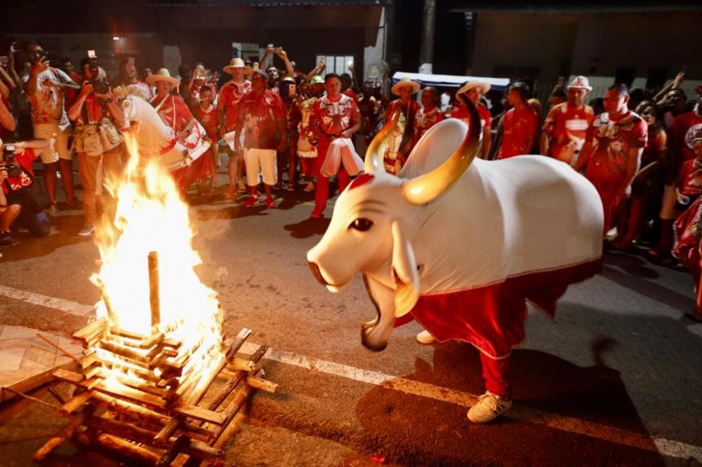 Multidão encarnada sai nas ruas de Parintins para manter a tradição do Garantido em homenagem aos namorados