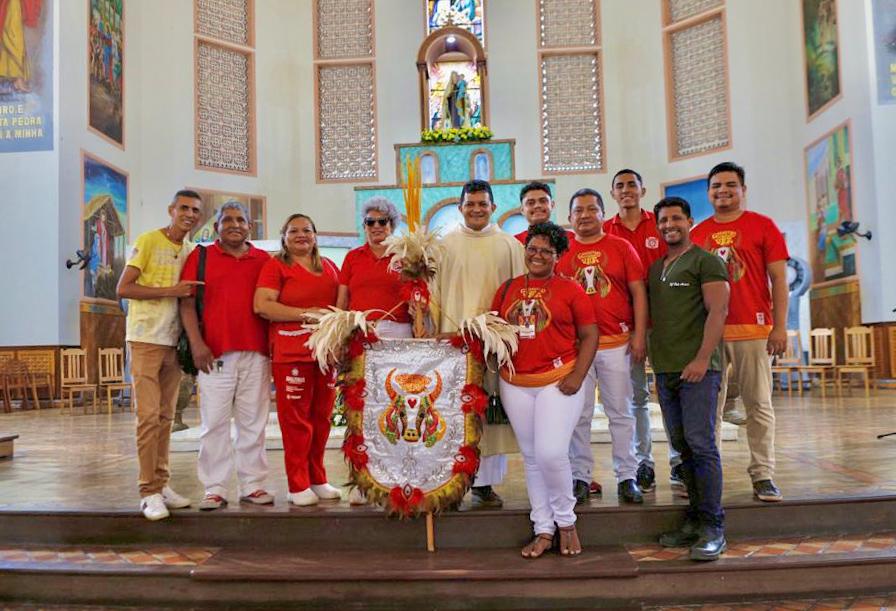 Garantido participa de missa à Nossa Senhora do Carmo para pedir benção ao 56º Festival Folclórico de Parintins