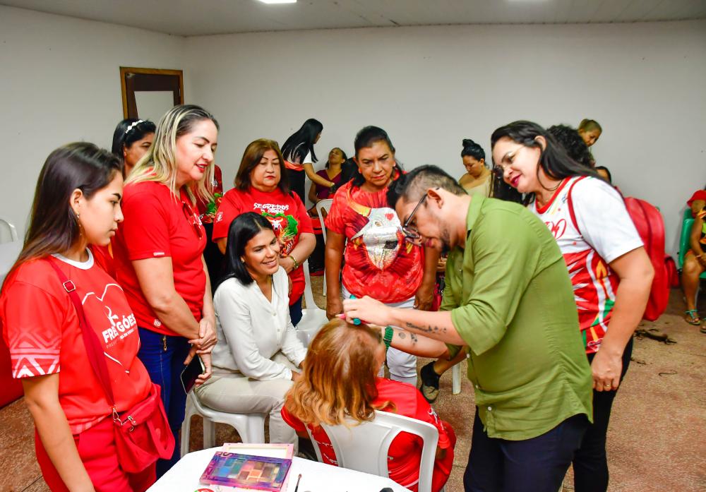 Semana da Mulher: ação de beleza eleva a auto-estima de mulheres do Boi Garantido