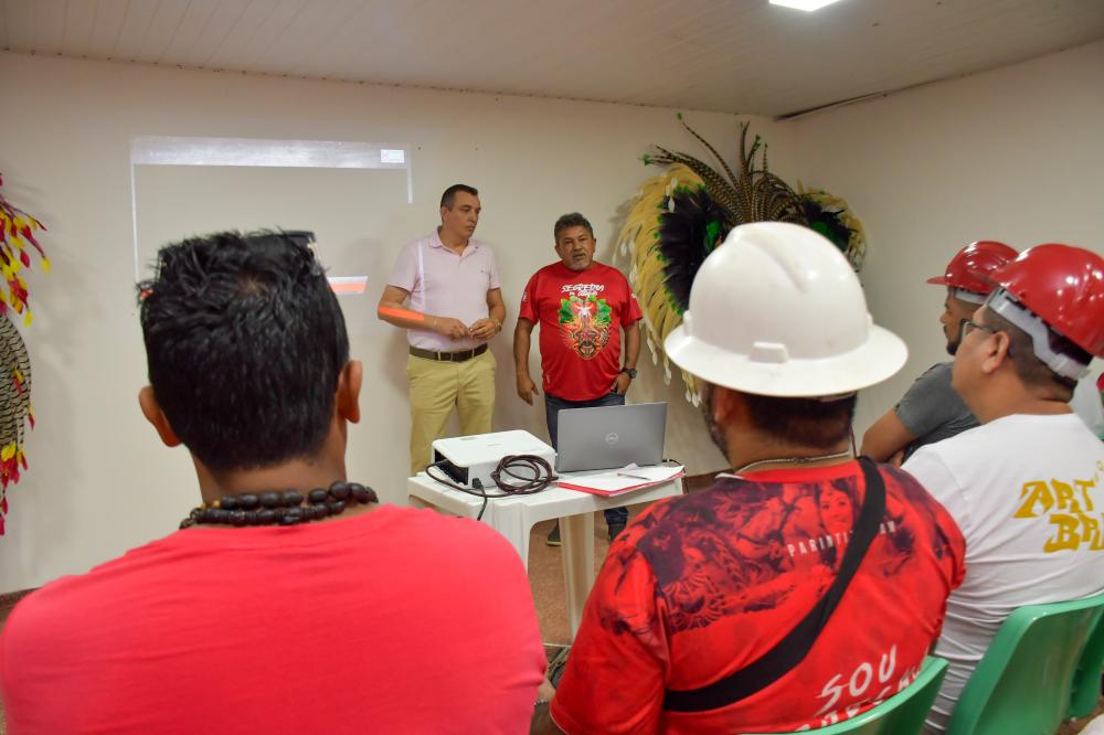 Sherwin-Williams promove treinamento de artistas do Garantido sobre técnicas de aplicação de tintas específicas em alegorias