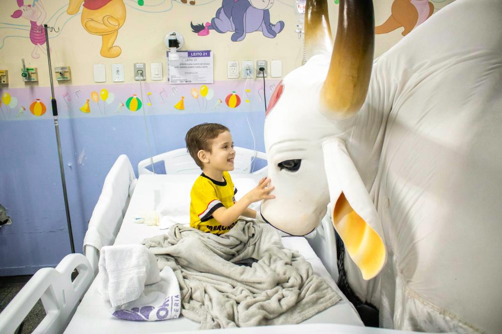 Garantido faz apresentação cultural e visita pacientes do Hemoam